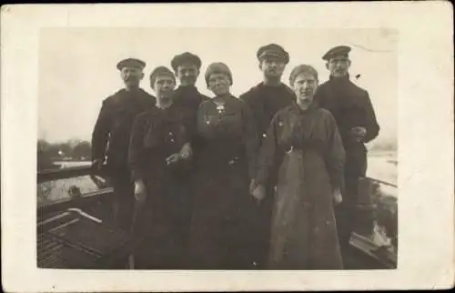 Foto Ak Frauen und Männer auf einem Boot