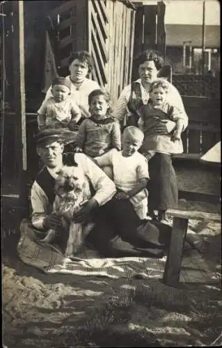 Foto Ak Hamburg, Mann, Frauen und Kinder, Gruppenaufnahme