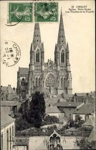 Ak Cholet Maine et Loire, Kirche Notr-Dame, les Fleches et la Facade