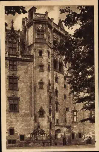 Ak Nantes Loire Atlantique, Chateau des Ducs de Bretagne, La Tour de la Couronne d'Or