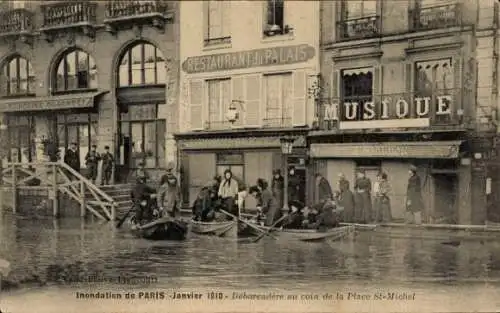 Ak Paris, Inondation 1910, Debarcadere au coin de la Place St-Michel