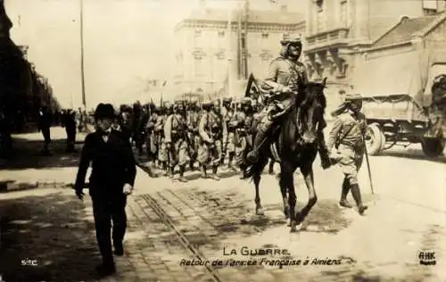 Ak Amiens Somme, La Guerre, Retour de l'armee Francaise