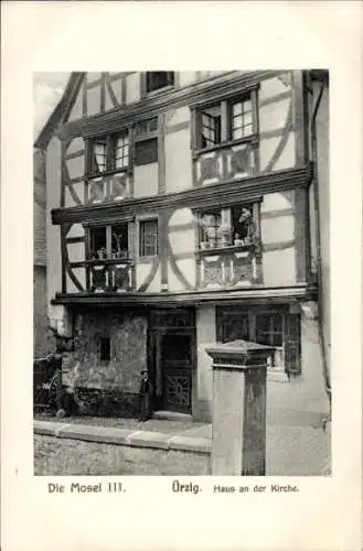 Ak Uerzig Ürzig an der Mosel, Haus an der Kirche