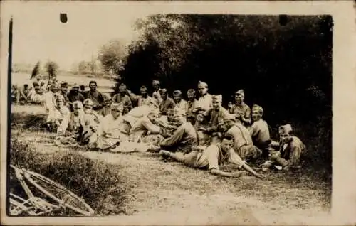 Foto Ak Französische Soldaten in Uniformen, Gruppenaufnahme auf einer Wiese