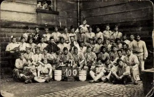 Foto Ak Soldaten in Uniformen, Gruppenaufnahme, Regiment 100