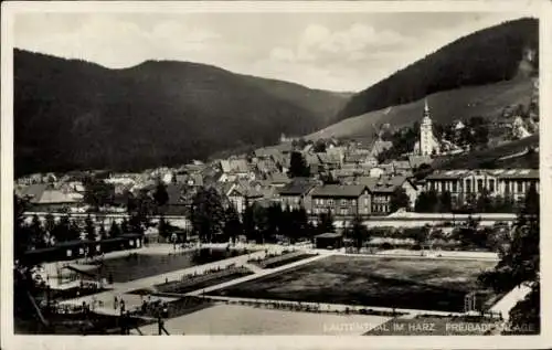 Ak Bergstadt Lautenthal Langelsheim am Harz, Freibadanlage, Panoramablick auf die Stadt