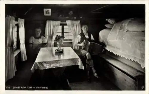 Ak Schliersee in Oberbayern, Gindl Alm, Innenansicht, Paar in Tracht, Lederhose, Akkordeon