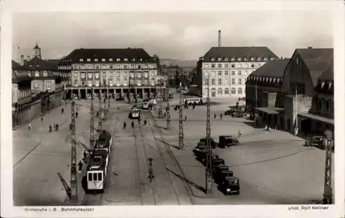 Ak Karlsruhe in Baden, Bahnhofsplatz, Straßenbahnen, Autos