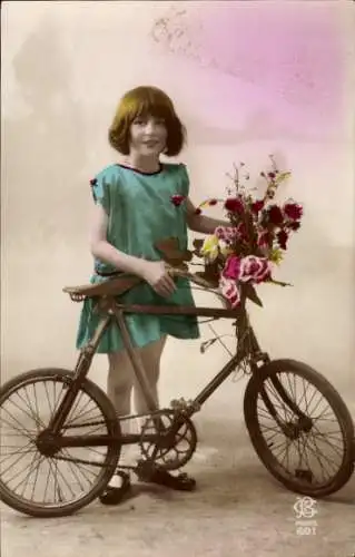 Ak Mädchen mit Fahrrad, Blumenstrauß
