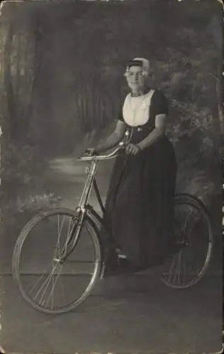 Foto Ak Mädchen mit Fahrrad, Radfahrerin, Tracht