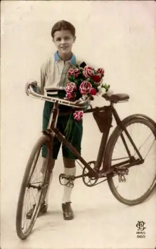 Ak Junge mit Fahrrad, Blumenstrauß