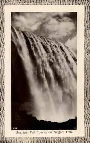 Ak New York USA, American Fall von unterhalb der Niagarafälle