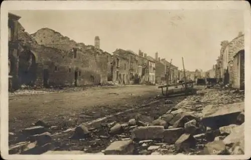 Ak Donchery Ardennes, Straßenpartie, zerstörte Häuser, I. WK