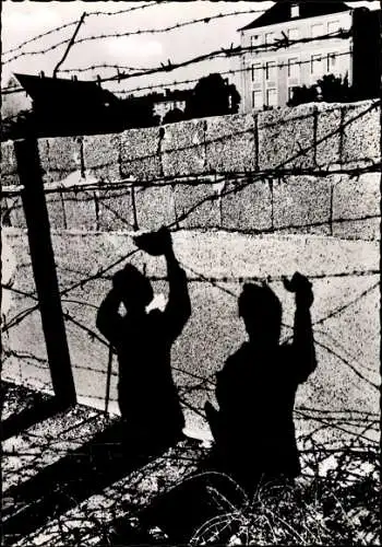 Ak Berlin, Schatten an der Berliner Mauer, Schandmauer, Stacheldraht
