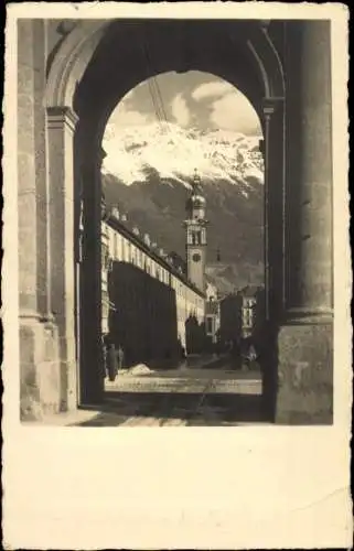 Ak Innsbruck in Tirol, Teilansicht, Blick durch Bogen, Turm, Gebirge
