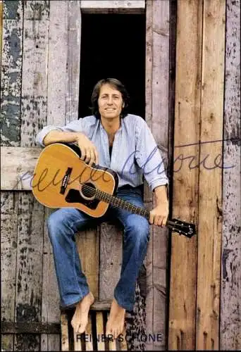 Ak Schauspieler und Sänger Reiner Schöne, Portrait mit Gitarre, Autogramm