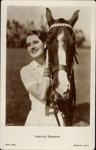 Ak Schauspielerin Norma Shearer, Portrait mit Pferd, Ross Verlag 4710/3