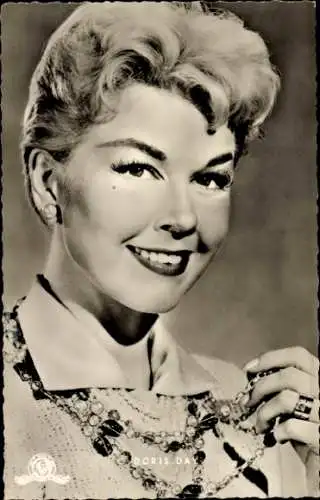 Ak Schauspielerin und Sängerin Doris Day, Portrait, Mord in den Wolken