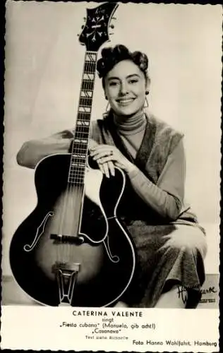 Ak Schauspielerin und Sängerin Caterina Valente, Portrait, Gitarre