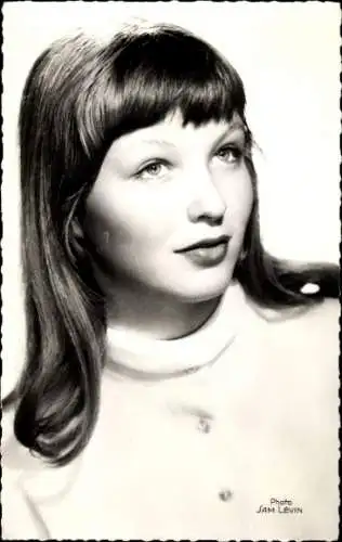 Ak Schauspielerin Marina Vlady, Portrait, Langes Haar