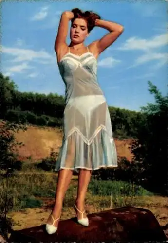 Ak rothaarige Frau in durchsichtigem Unterkleid