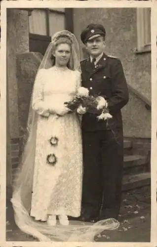Foto Ak Kasernierte Volkspolizei, Uniformierter mit Braut, Brautkleid