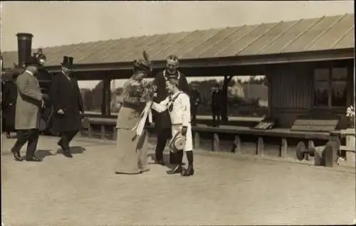 Foto Ak Enkhuizen Nordholland Niederlande, Bahnhof, Königin Wilhelmina, Heinrich zu Mecklenburg