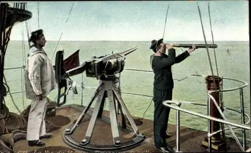Ak Französisches Kriegsschiff, Marinesoldaten in Uniformen, Geschütz, Fernrohr