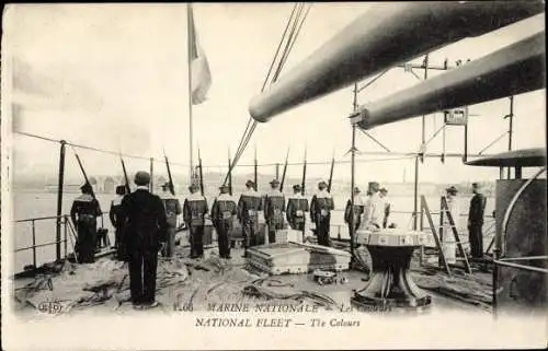 Ak Französisches Kriegsschiff, Marinesoldaten in Uniformen, Geschütz