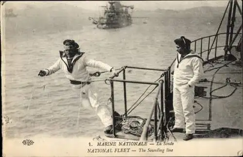 Ak Französisches Kriegsschiff, Marinesoldaten in Uniformen