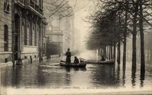 Ak Paris VIIIe Élysée, Avenue Montaigne, Große Seineflut, Januar 1910, Boote