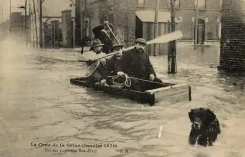 Ak Paris XIII, Überschwemmung der Seine 1910, eine improvisierte Fähre Rue d'Ivry