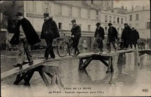 Ak Paris XIII., Crue de la Seine, Passerelle improvisee, porte d'Ivry, velo