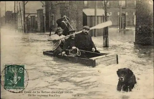 Ak Paris XIII, Überschwemmung der Seine 1910, eine improvisierte Fähre Rue d'Ivry