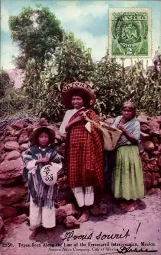 Ak Mexico, einheimische Familie an der Mauer stehend