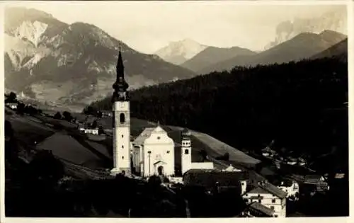 Ak St. Peter Villnöss Villnöß Funes Südtirol, Panorama, Ortsansicht, Kirche