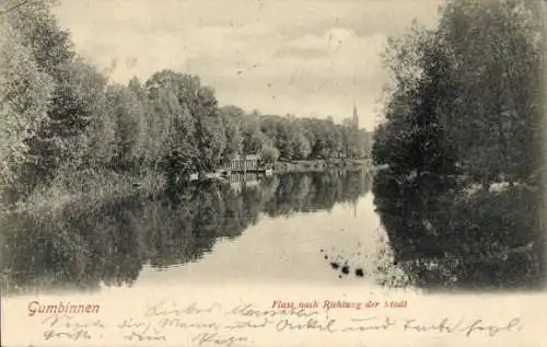 Ak Gussew Gumbinnen Ostpreußen, Fluss Richtung Stadt