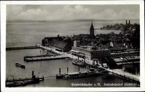 Ak Friedrichshafen, Blick zum Hafenbahnhof, Schiffe