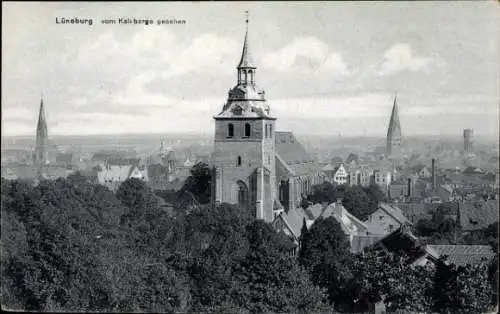 Ak Lüneburg in Niedersachsen, Stadt vom Kalkberg aus gesehen, Kirche