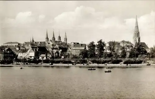 Ak Merseburg an der Saale, Teilansicht, Kirchtürme, Blick über den Gotthardteich