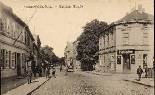 Ak Finsterwalde in der Niederlausitz, Berliner Straße, Schloss Apotheke