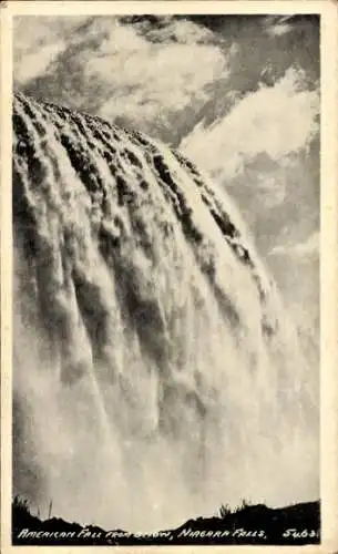 Ak New York USA, American Fall von unterhalb der Niagarafälle