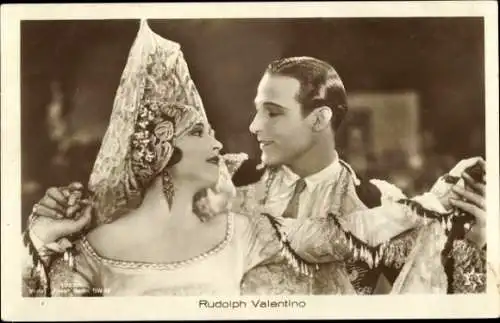 Ak Schauspieler Rudolph Valentino, Frau, Film A Sainted Devil