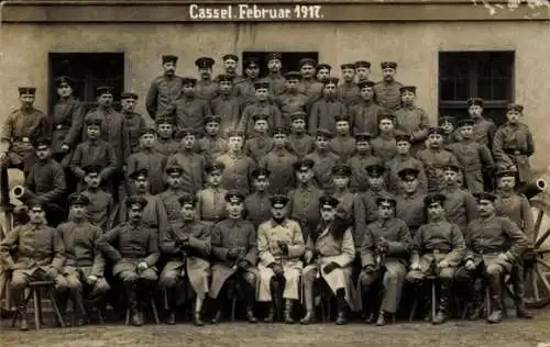 Foto Ak Kassel in Hessen, Soldaten, Offiziere, Gruppenfoto 1917