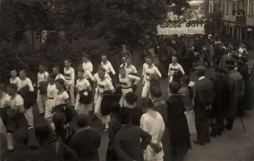 Foto Ak Friedrichroda im Thüringer Wald, Fest, Marschierende junge Männer