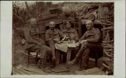 Foto Ak Deutsche Soldaten in Uniformen an einem Tisch, I WK