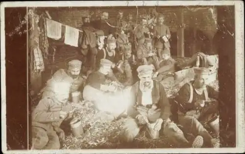 Foto Ak Deutsche Soldaten in Uniformen in der Ujnterkunft, Wäscheleine, I WK