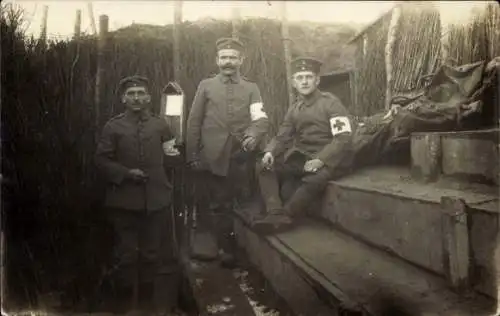 Foto Ak Deutsche Soldaten in Uniformen, Schützengraben, Sanitäter