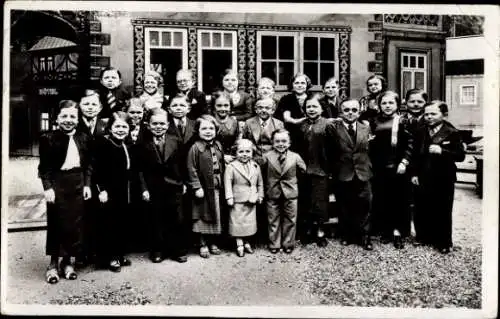 Ak Paris, Internationale Ausstellung 1937, Eine Gruppe der Bevölkerung des Königreichs Liliput