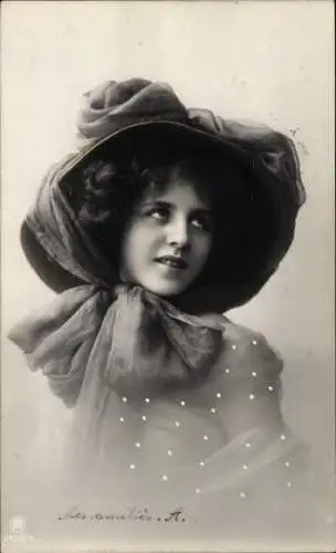 Ak Portrait einer jungen Frau mit Hut